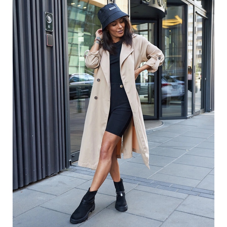 Svarta stövlar med ett dekorativt armband 1