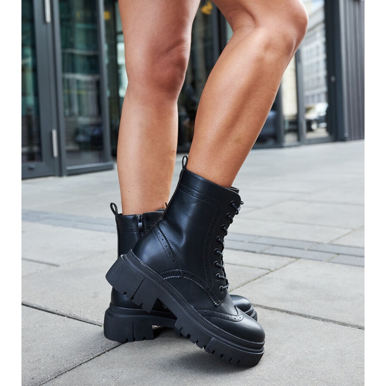 Svarta stövlar dekorerade med Niclasömmar 2