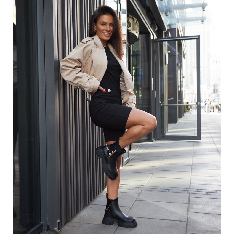 Svarta stövlar med en dekorativ Archard-kedja 1