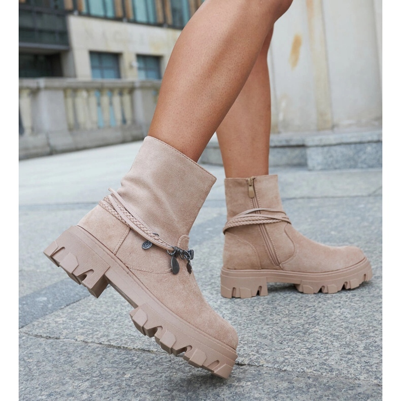 Beige stövlar med ett dekorativt armband från Geraldo 1