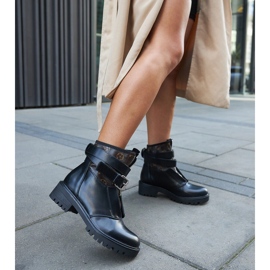 Svarta stövlar med en dekorativ Domus-rem 2