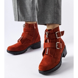 Röda isolerade stövlar med behaglig dragkedja 1