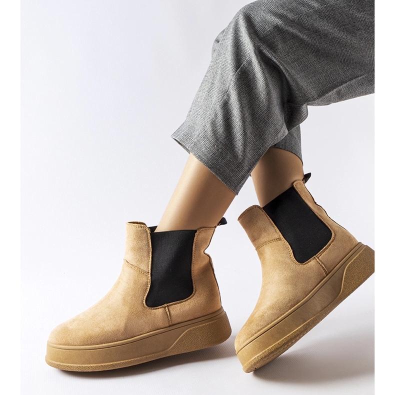 Mörkbeige ankelboots på Benilde-plattformen 1