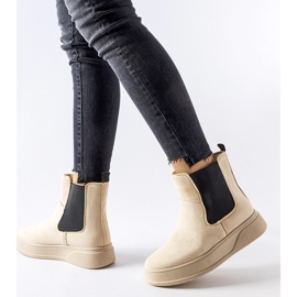 Beige stövlar på Benilde-plattformen 1