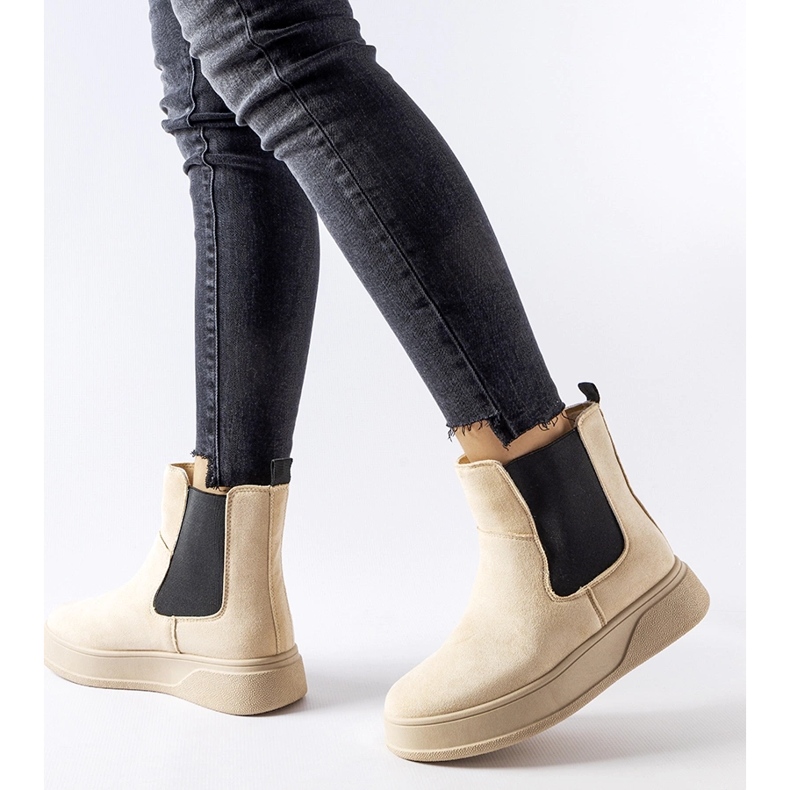 Beige stövlar på Benilde-plattformen 1