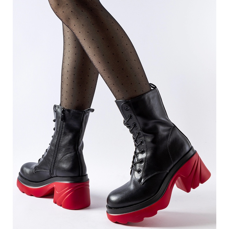 Svarta isolerade skor med röd klack Kostnad 1