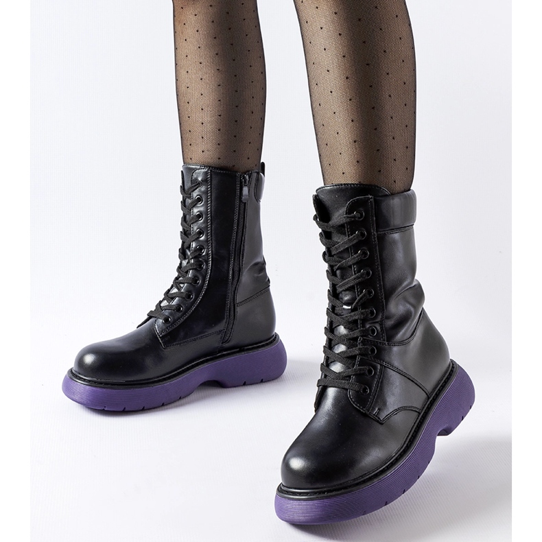 Svarta isolerade skor med lila sula Beata 1