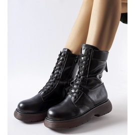 Svarta isolerade stövlar med brun sula Beata 1