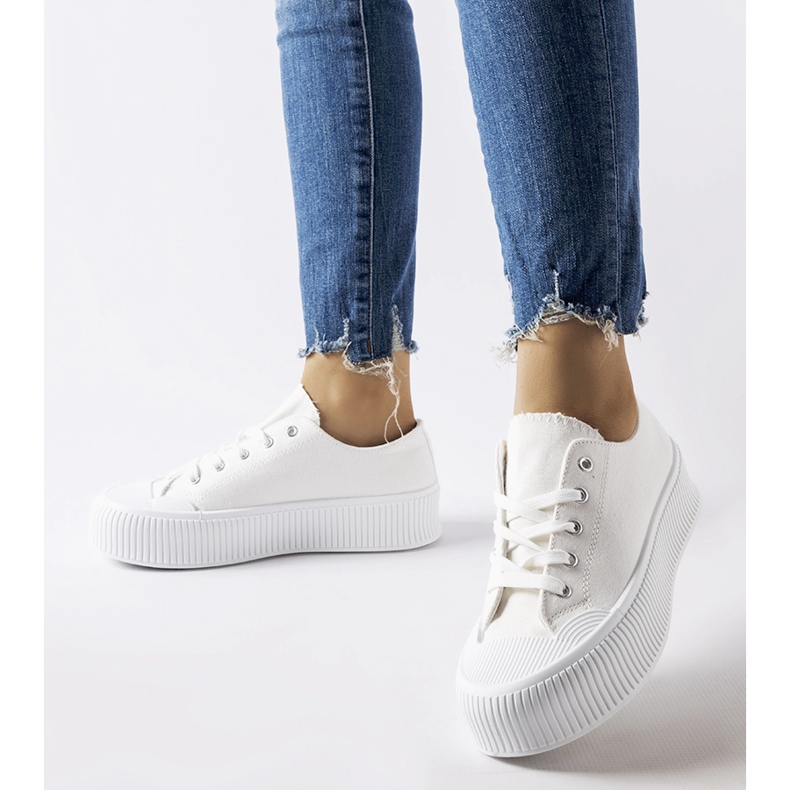 Vita sneakers på en tjock Fortunata-plattform 1