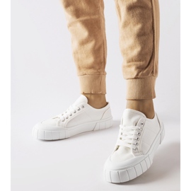 Vita sneakers på en tjock Egidio-plattform 1