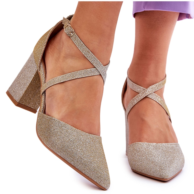 Fashionabla högklackade pumpar i glänsande guld gyllene 4