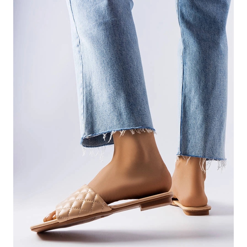 Beige eleganta flip-flops med quiltning från Labrie 1