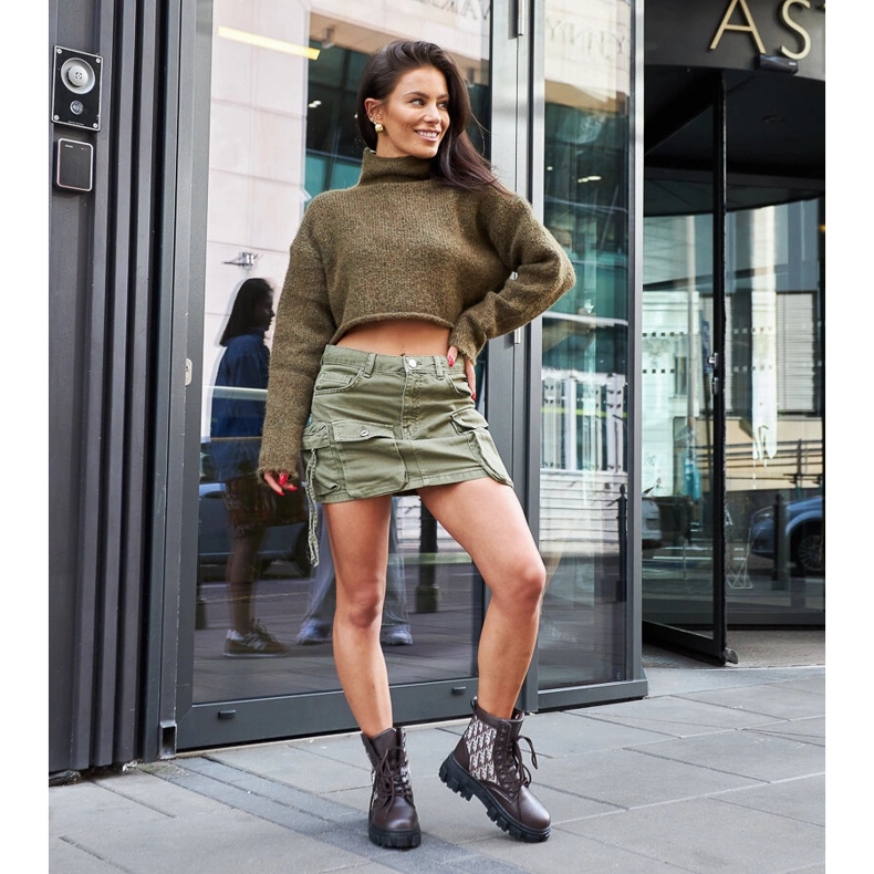 Bruna stövlar med dekorativa Madelene-inskriptioner 1