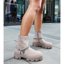 Beige stövlar med ett dekorativt armband 2