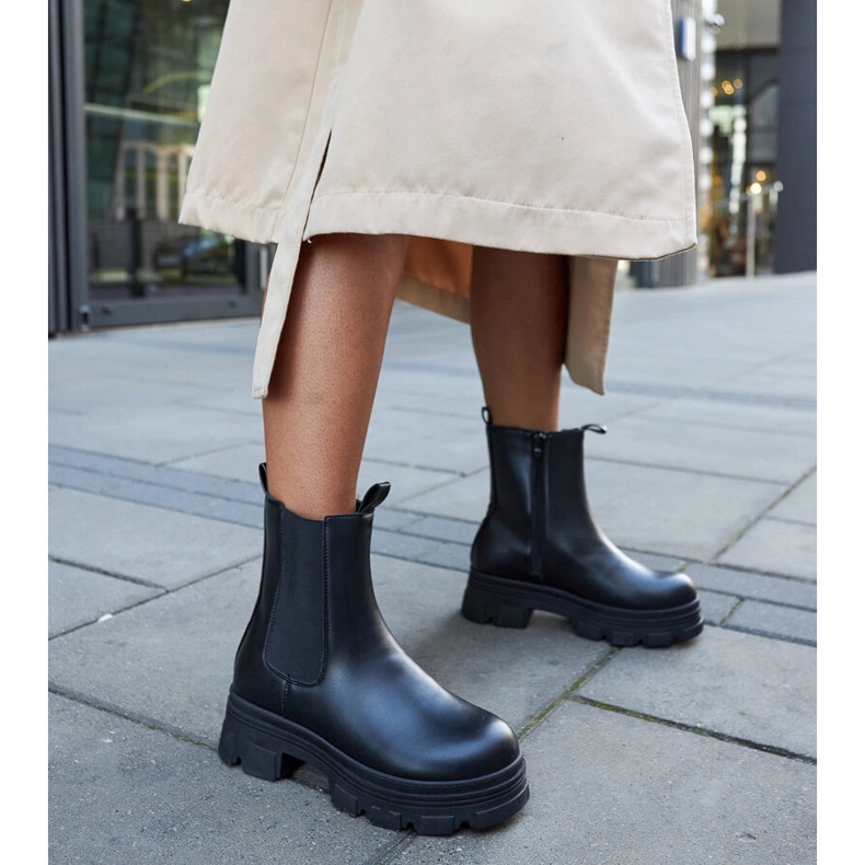 Svarta stövlar på Placido-plattformen 2