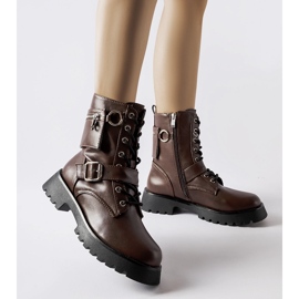 Bruna isolerade arbetare med en väska från Manzoni 1