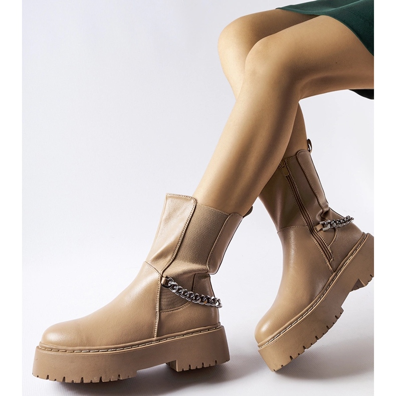 Beige stövlar dekorerade med en Guglielmo-kedja 1