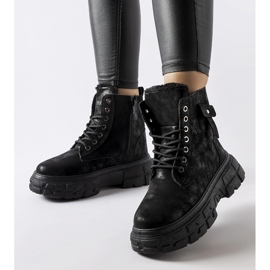 Inna Svarta isolerade stövlar på Lina-plattformen 1