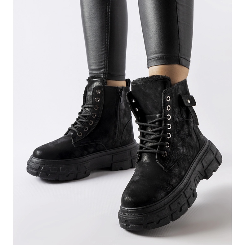 Inna Svarta isolerade stövlar på Lina-plattformen 1