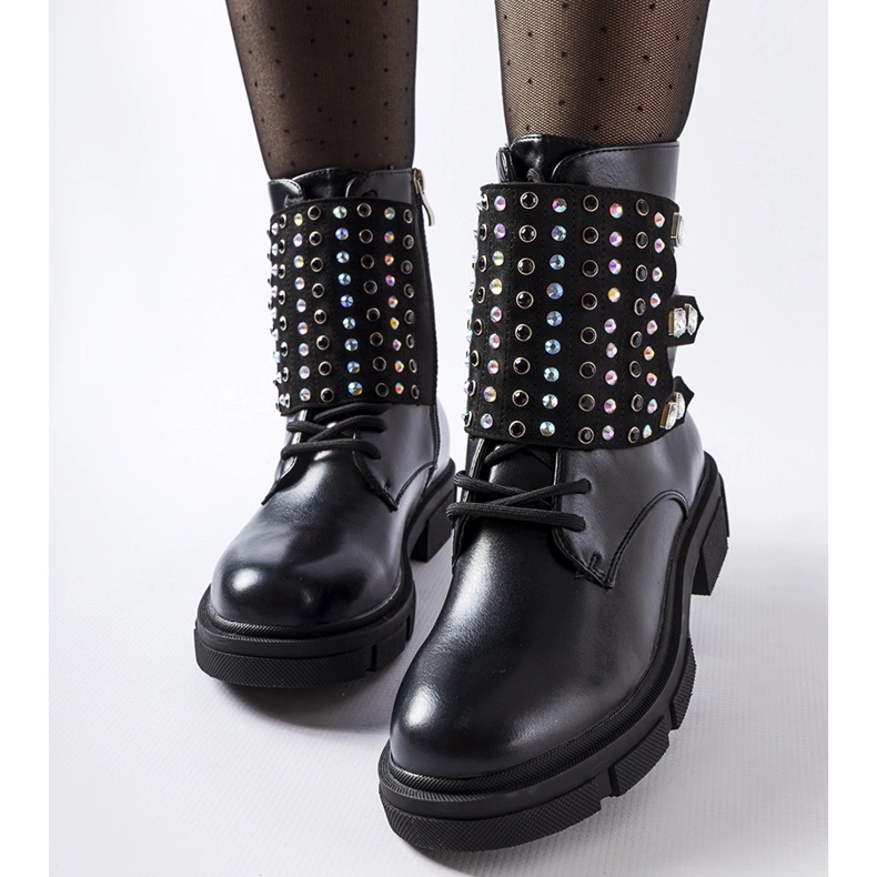 Svarta stövlar dekorerade med Cento zirkoner 2