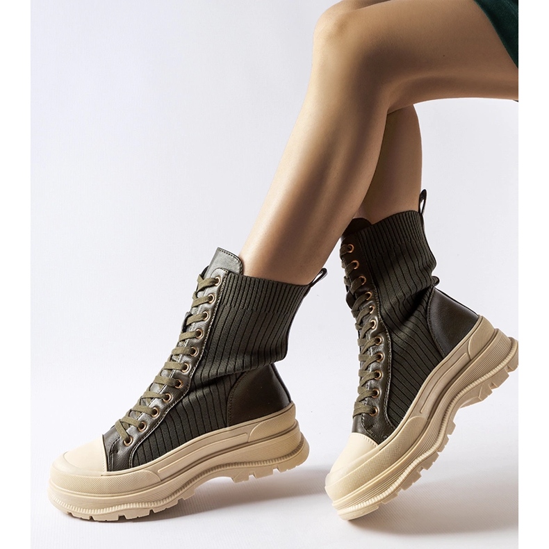 Mörkgröna stövlar med en ljus tjock sula Vitto 1