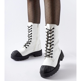 Cardinale kvinnors vita isolerade arbetarstövlar 1