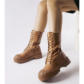 Bruna isolerade kvinnors Cardinale-arbetare 1