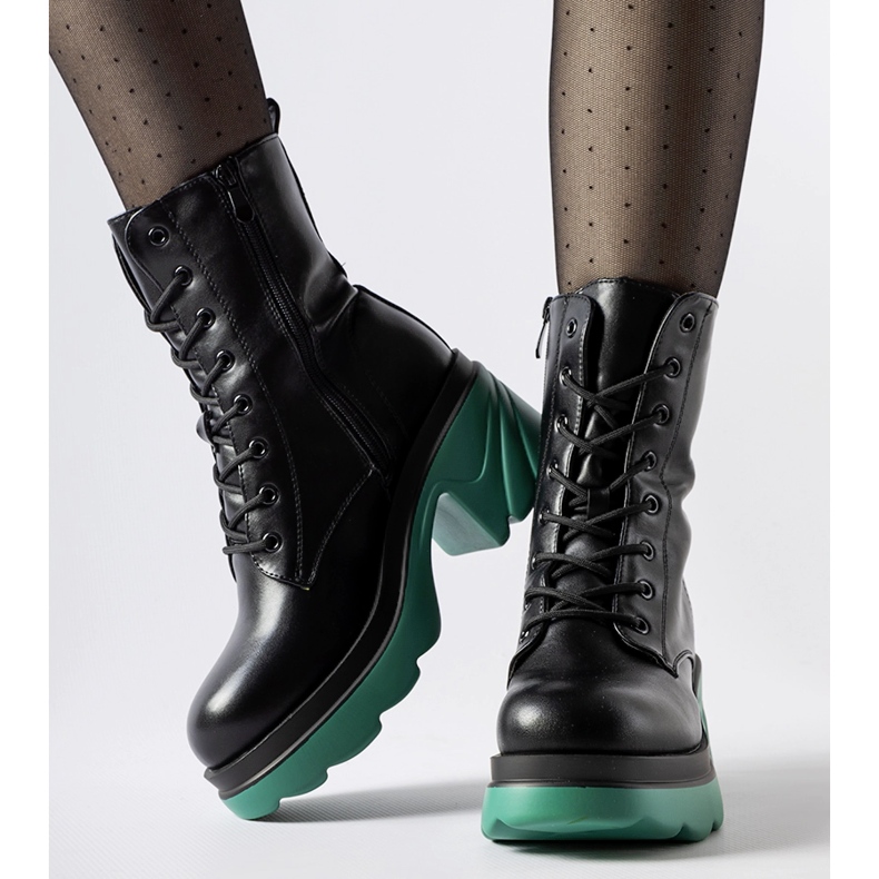 Svart isolerade arbetare på en Costa nautisk stolpe 1