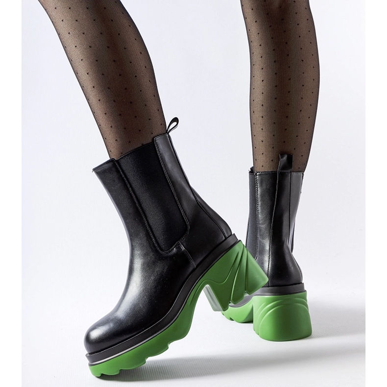 Svarta isolerade ankelboots med grön Tirano-klack 1