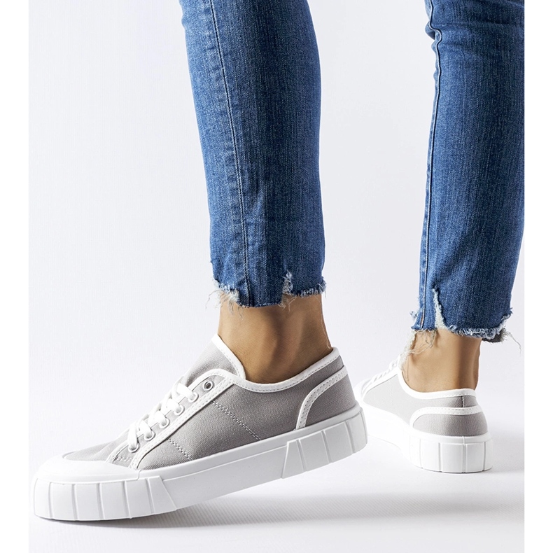 Gråa sneakers på en tjock Egidio-plattform 1