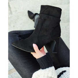 Damsvarta stövlar på en dekorerad stolpe 2