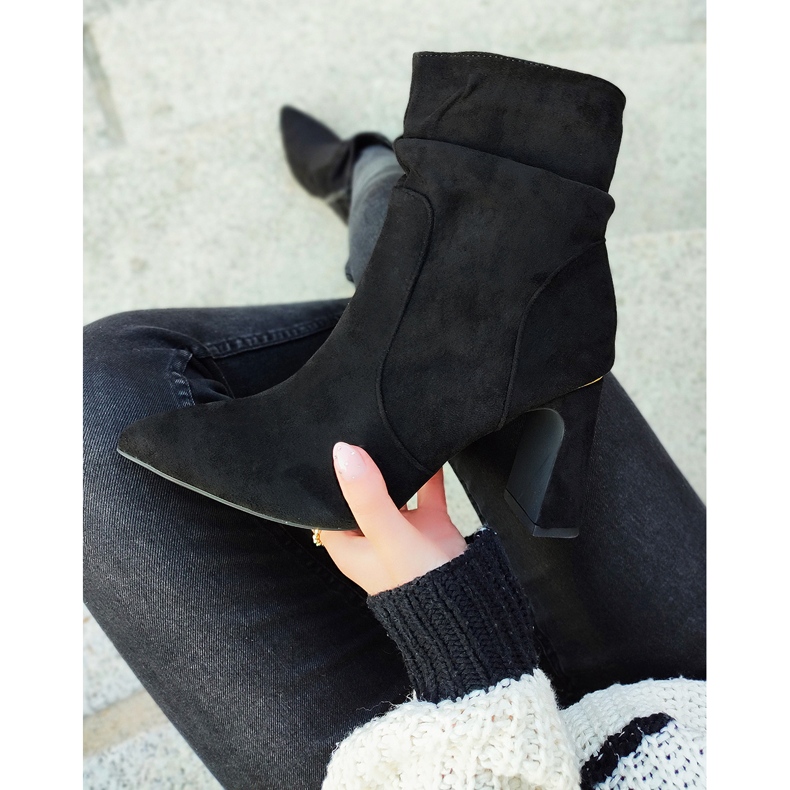 Damsvarta stövlar på en dekorerad stolpe 2