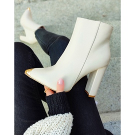 Beige damstövlar med dekorativ spik 2