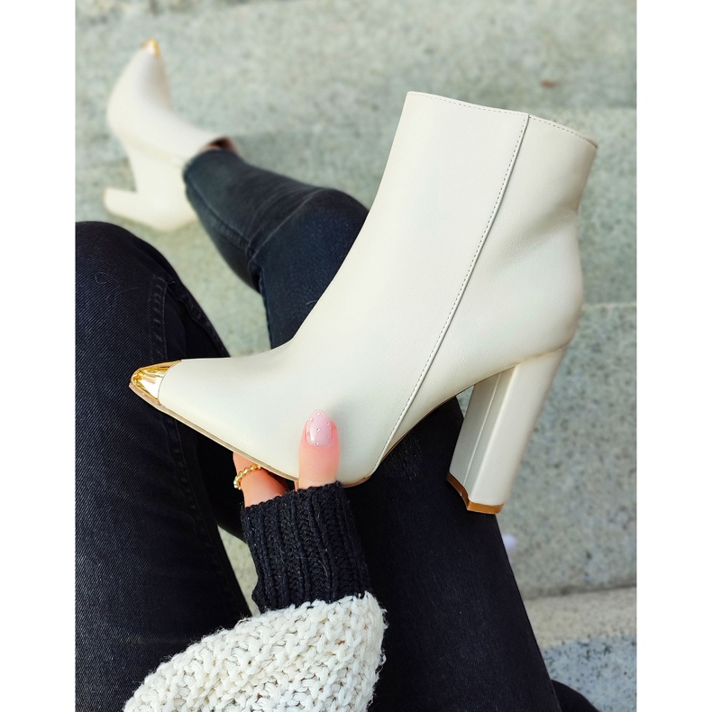 Beige damstövlar med dekorativ spik 2