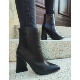 Svarta stövlar på en triangelformad stolpe 1