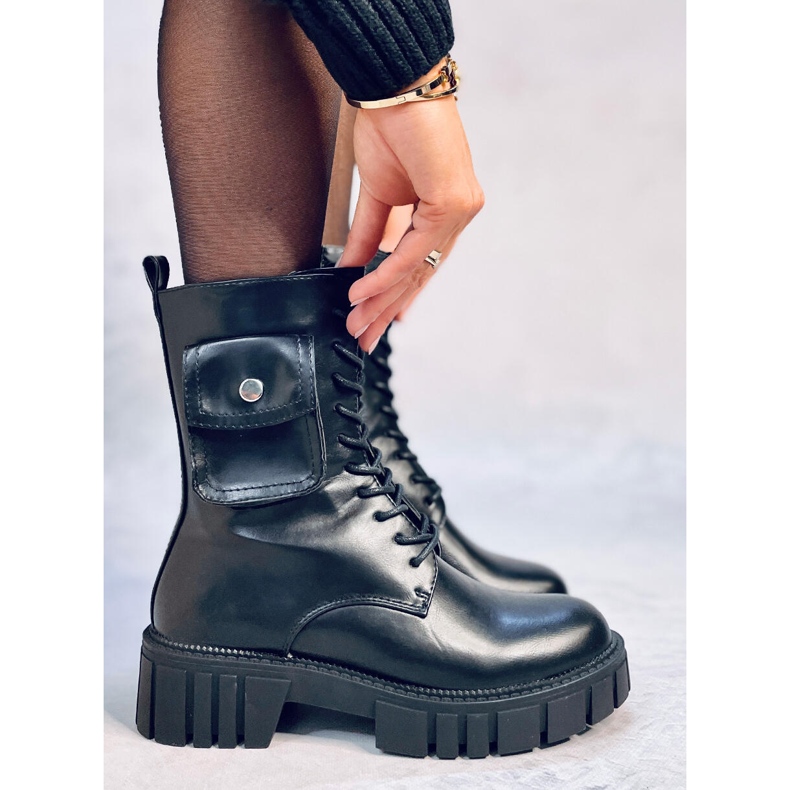 Arbetare med en Maruna Black-väska svart 1