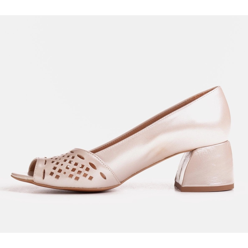 Marco Shoes Beige pumps med dekorativ perforerad front 1