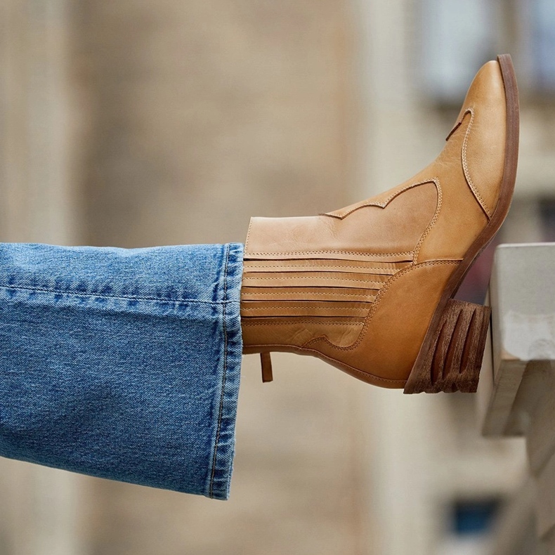 Marco Shoes Handpolerade cowboystövlar i läder med breda gummiöverdelar gul 1