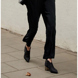 Marco Shoes Smala stövlar med gummi i överdelen och en metallisk häl svart 1