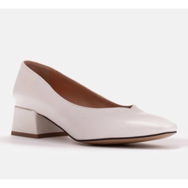 Marco Shoes Pumps av vitt narvläder med V-ringning 2