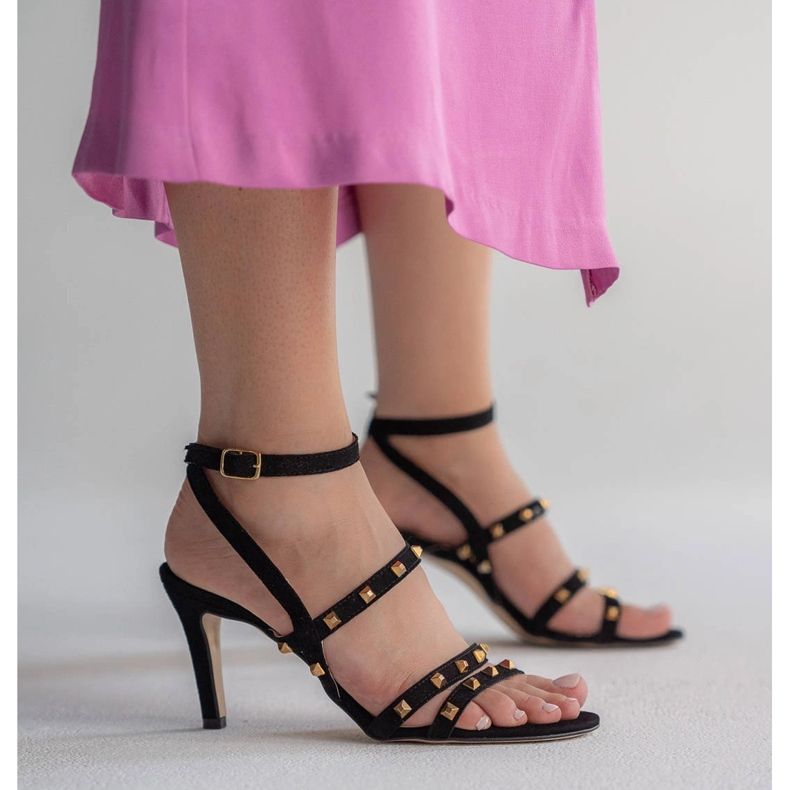 Marco Shoes Svarta mockasandaler med dekorativa nitar 1