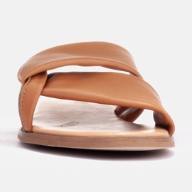 Marco Shoes Flip flops i läder på en platt botten brun 1