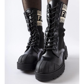 Svarta strumpor med vit Daria-inskription 1