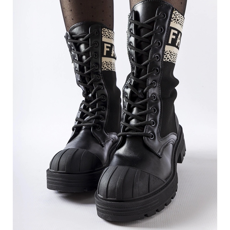 Svarta strumpor med vit Daria-inskription 1