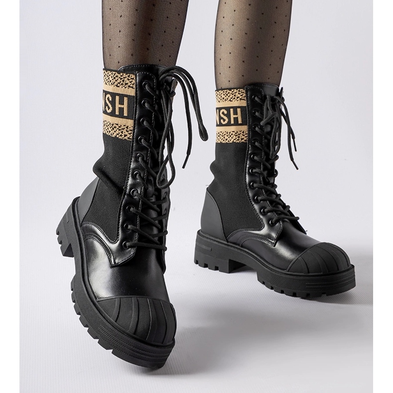 Svarta strumpor med brun Daria-inskription 1