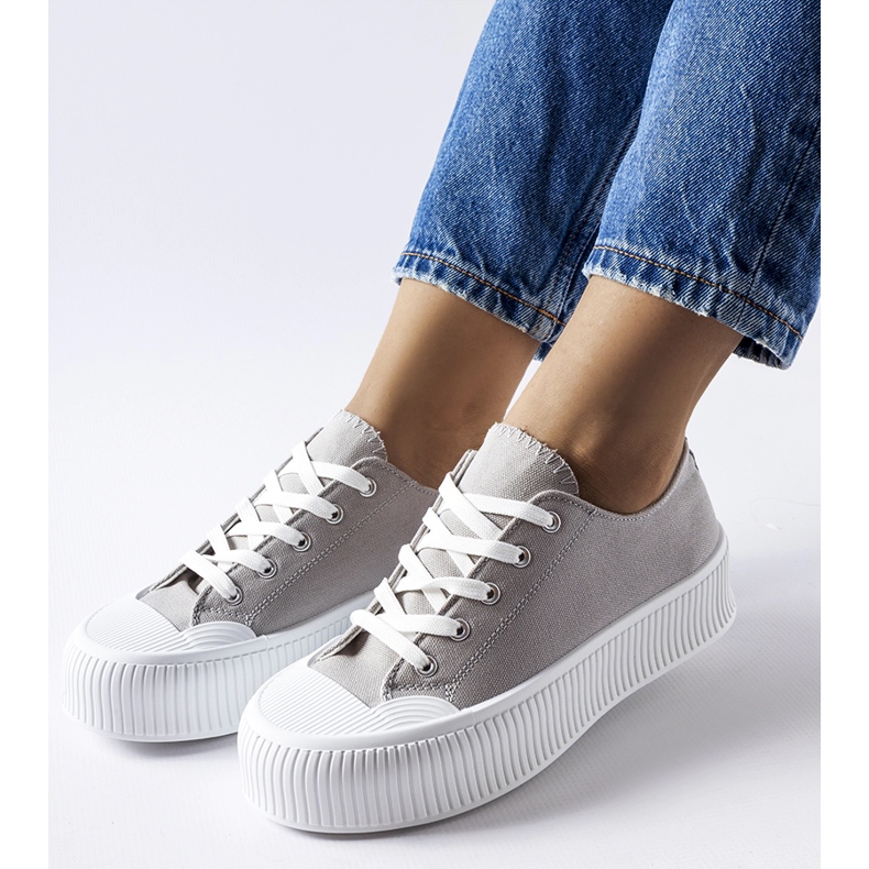 Gråa sneakers på en tjock Fortunata-plattform 1