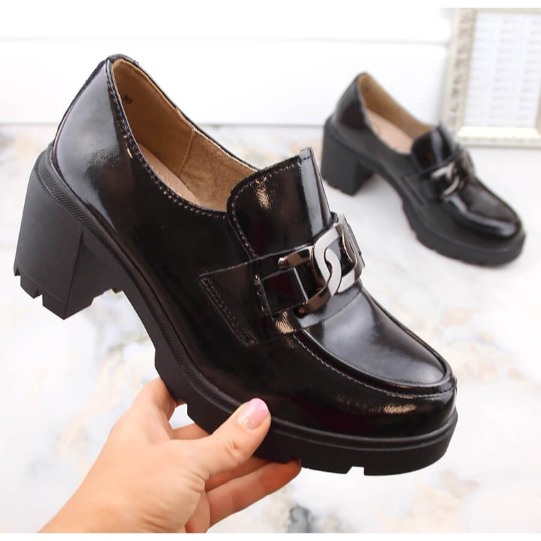 Svarta loafers i lack på en högklackad Filippo DP4785 1