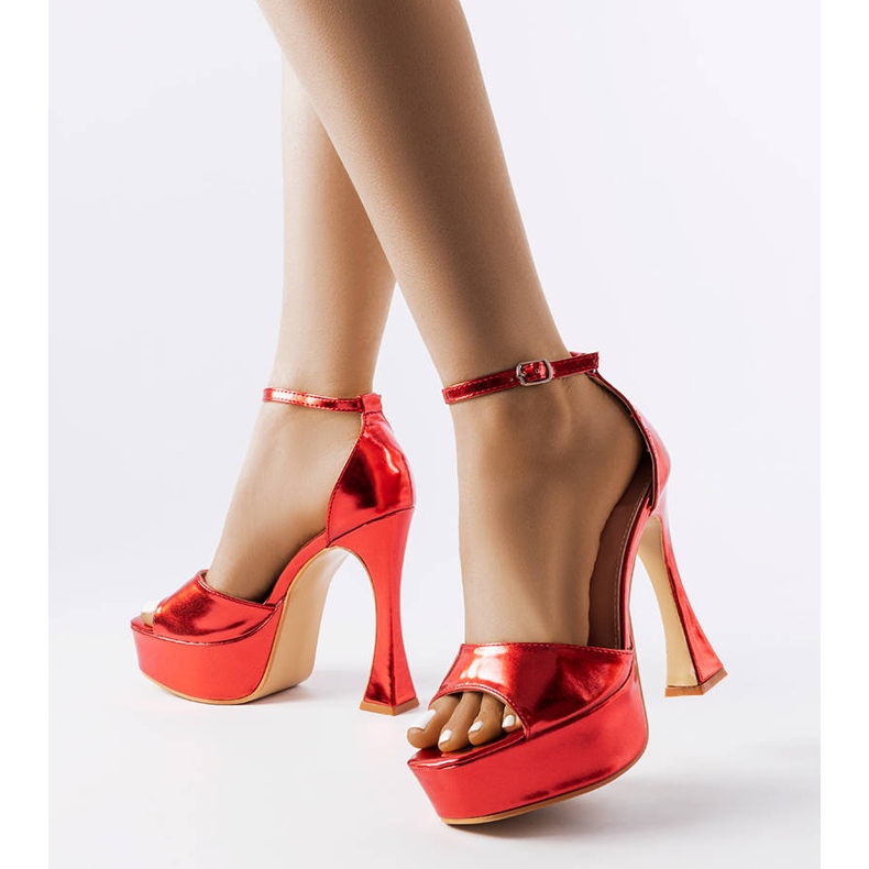 Höga sandaler i röd lack från Illinois 1