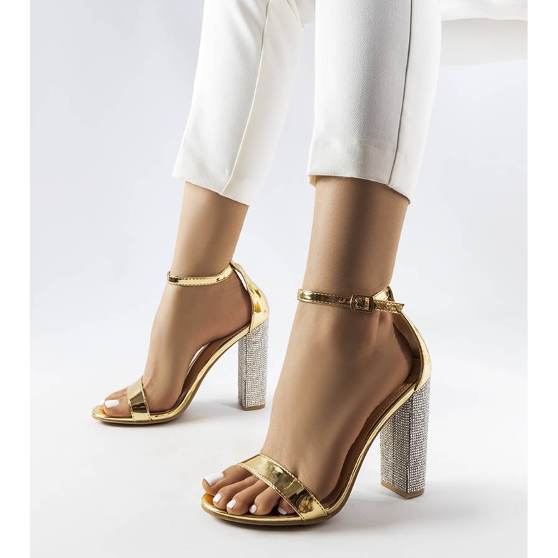 Gyllene sandaler på en dekorativ Rette-stolpe 1