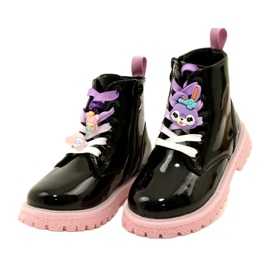 Lackade stövlar med dekorklämmor Miss 23DZ23-6582 svart 1